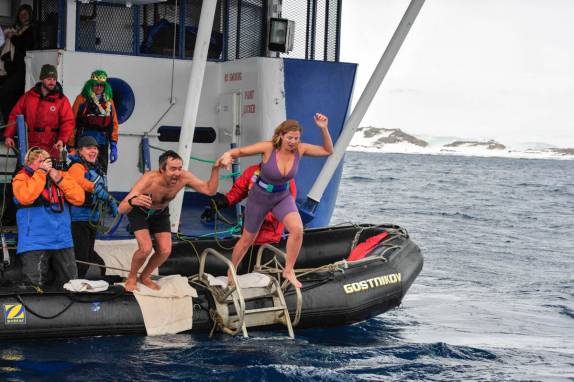 A hora da verdade! Polar plunge nas águas polares de Brown Bluff, na Antártida (foto de Vladimir Seliverstov)